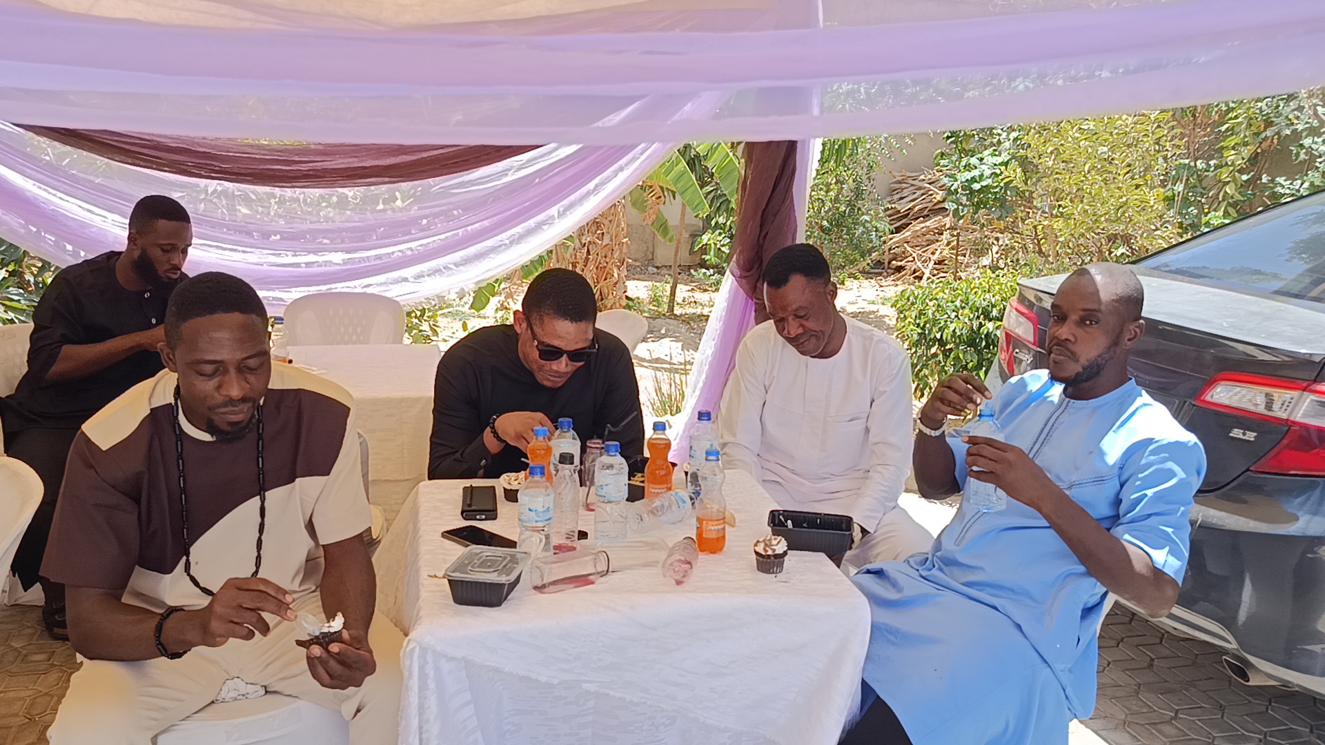 Some of the Gidan dawa FC players payed a warm visit to the residents of  their own teammate Dr Zayad (Rector KSITM) on a Sallah feast day.